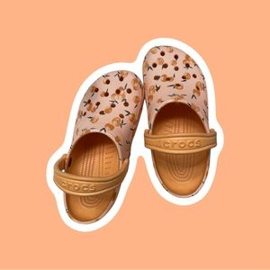 🍑Peach Crocs classic From their VACAY VIBES line Has FRUIT PEACHES all over
